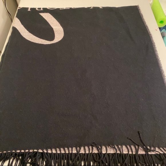 Victoria Secret Limited Edition 2017 Soft Heart Throw - Picture 9 of 12